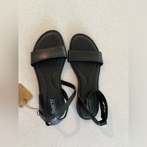 NWOT Born Sandals